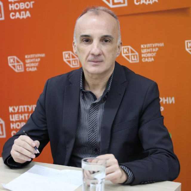 Предавање новинара и публицисте Милорада Вукашиновића на тему „Свет 2025. I део“ на Јутјуб каналу КЦНС