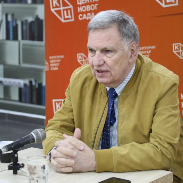 Предавање Драгољуба Којчића политичког филозофа  на тему „Геополитика у постмодерном кључу” на Јутјуб каналу КЦНС