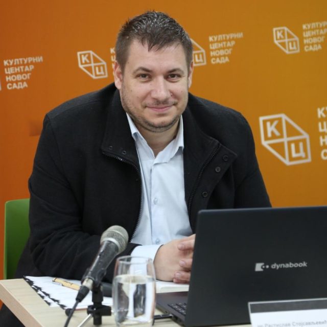 Предавање др Растиславa Стојсављевићa на тему „Персијски залив између ресурса и конфликта” на Јутјуб каналу КЦНС