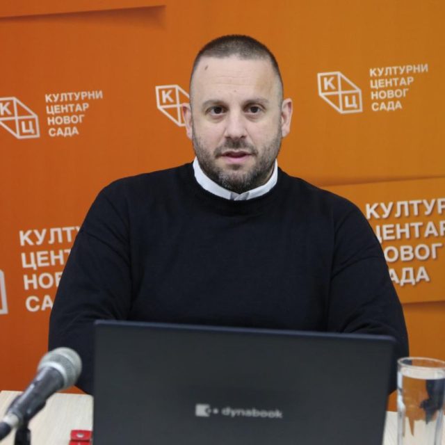 Предавање католичког теолога Горана Шарића на тему „Почетак геноцида у НДХ - покољ Срба у Гудовцуˮ на Jутјуб каналу КЦНС