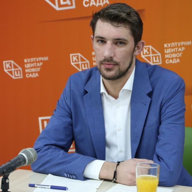 Предавање Маријана Кнезовића на тему „Популарни антисемитски митови: историја, структура и друштвени утицаји“ на Јутјуб каналу КЦНС