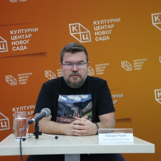 Предавање геополитичког аналитичара Предрага Рајића на тему „Неки од узрока распада Југославије“ на Јутјуб каналу КЦНС
