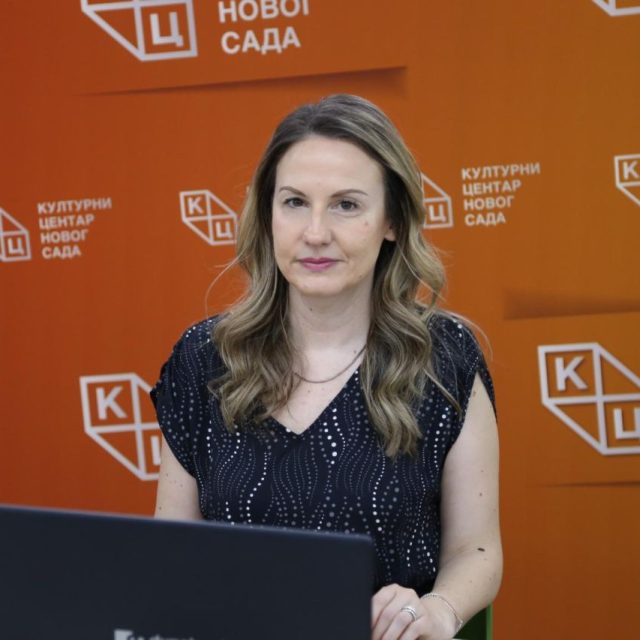 Предавање др Александре Колаковић на тему „Емануел Макрон и идеја суверене Европе: од Сорбоне до нове визије Европске уније (први део)“ на Јутјуб каналу КЦНС