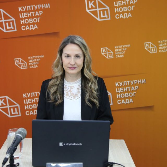 Предавање др Александре Колаковић на тему „Људи иза Макрона: невидљива архитектура макронизма (први део)“ на Јутјуб каналу КЦНС