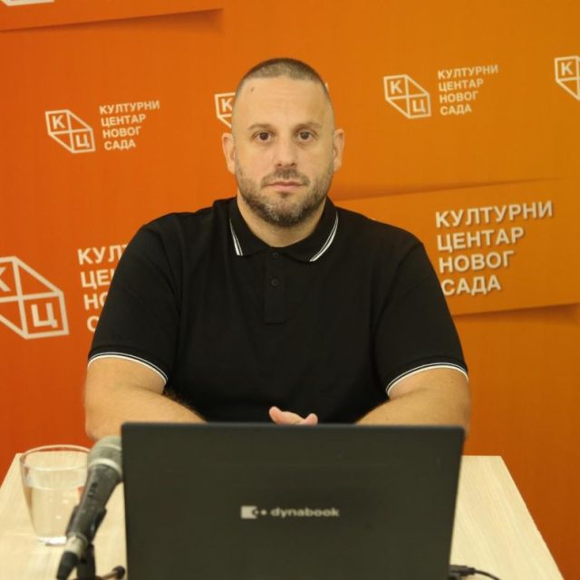 Предавање католичког теолога Горана Шарића на тему „Улога Србије у разбијању Југославијеˮ на Jутјуб каналу КЦНС